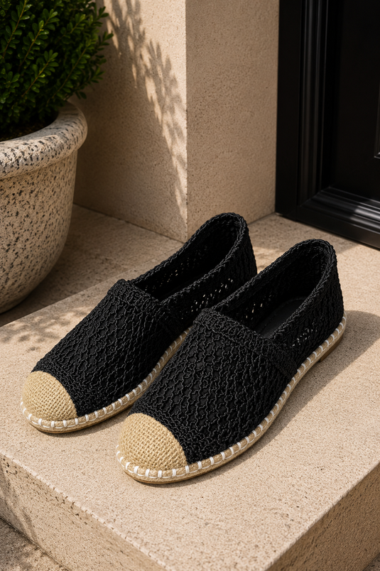 Ballerines noires à bout en paille tressée