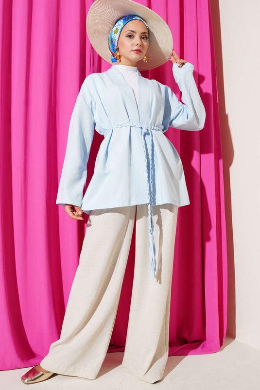 كيمونو أزرق فاتح مع حزام محبوك