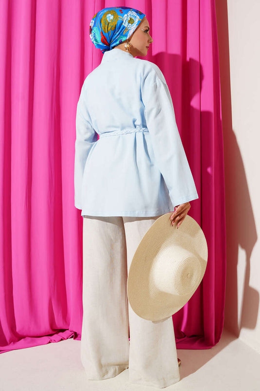 كيمونو أزرق فاتح مع حزام محبوك