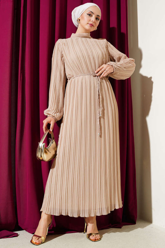 فستان شيفون مطوي مع حزام محبوك باللون البيج