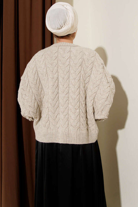 كنزة صوفية فضفاضة مضفرة بلون البيج