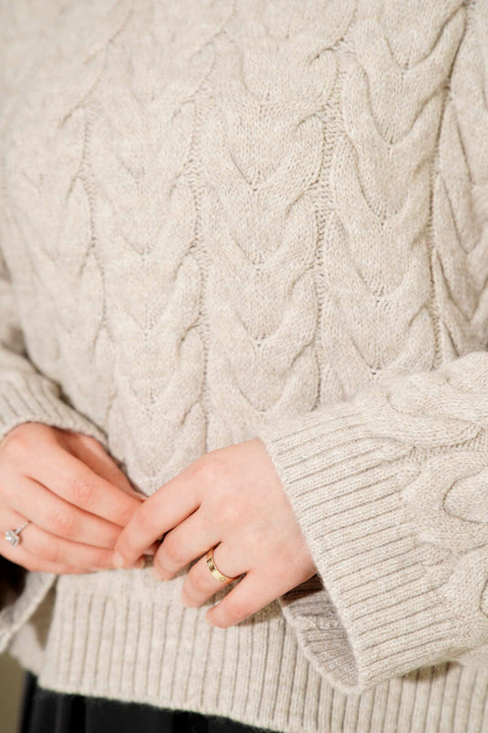 كنزة صوفية فضفاضة مضفرة بلون البيج