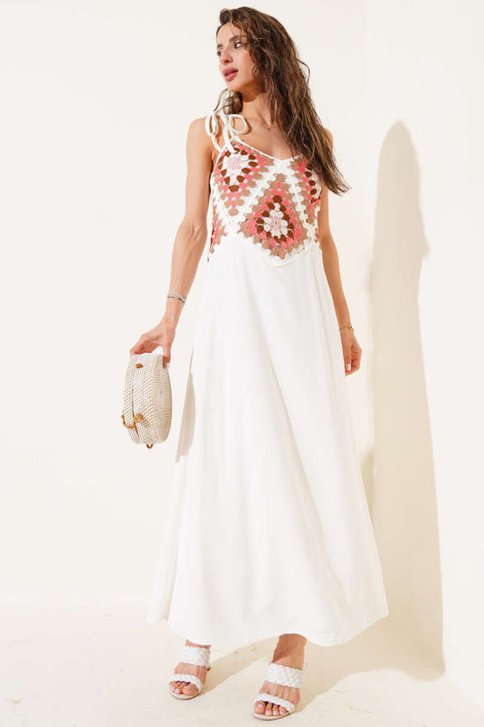 Strickkleid mit Details und Trägern in Ecru