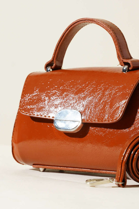 حقيبة مغناطيسية بيضاوية اللون تان