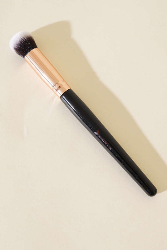 فرشاة إخفاء العيوب البيضاوية السوداء