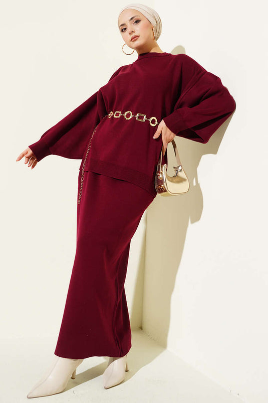 Conjunto de dos piezas de punto color burdeos: túnica oversize con falda.
