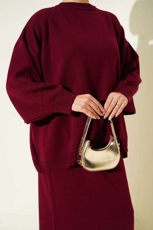 Conjunto de dos piezas de punto color burdeos: túnica oversize con falda.
