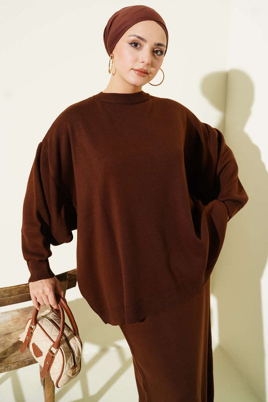 Ensemble deux pièces en maille marron : tunique oversize et jupe.