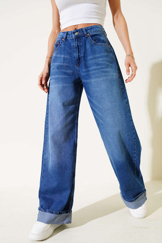 بنطلون جينز كاجوال بقصة بالازو مع أرجل مطوية باللون الأزرق