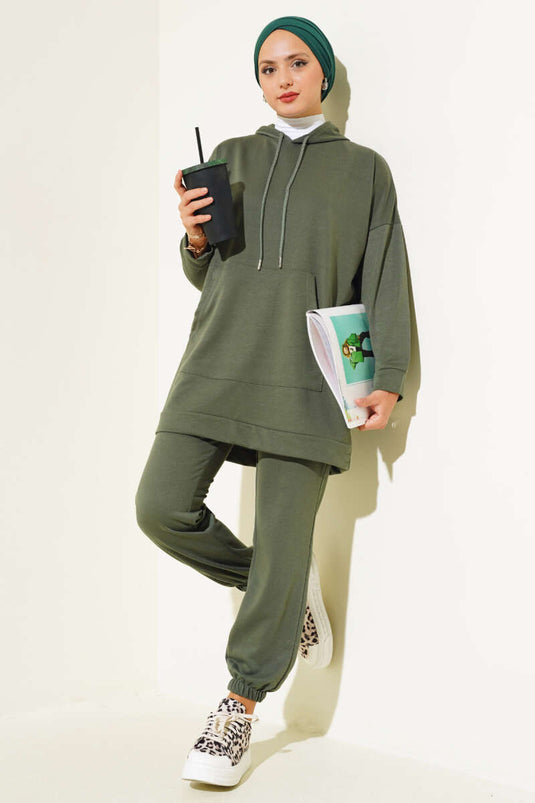 بدلة من قطعتين بغطاء رأس وأرجل مرنة باللون الكاكي