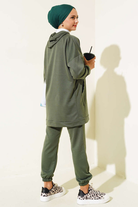 بدلة من قطعتين بغطاء رأس وأرجل مرنة باللون الكاكي