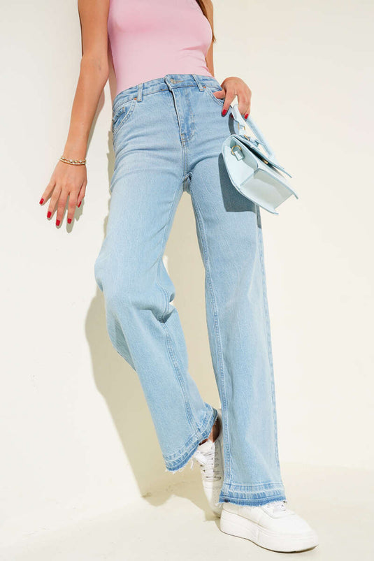 بنطال جينز أزرق فاتح مزين بشرابة على الحافة