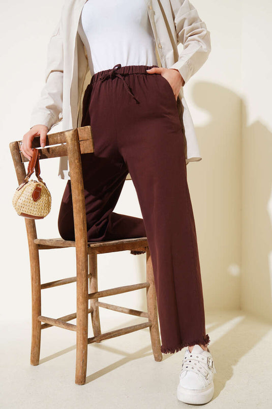 بنطلون مع تفاصيل شرابة ودانتيل على الساقين، بني