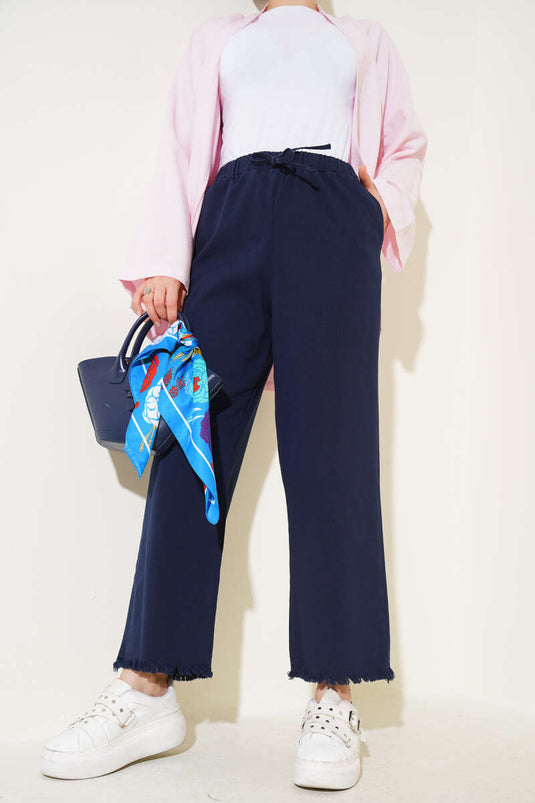 Marineblaue Hose mit Quasten und Spitzenbesatz am Bein