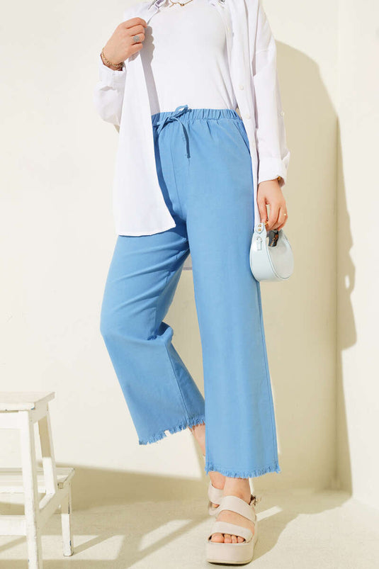 بنطلون مزين بالشراشيب والدانتيل باللون الأزرق