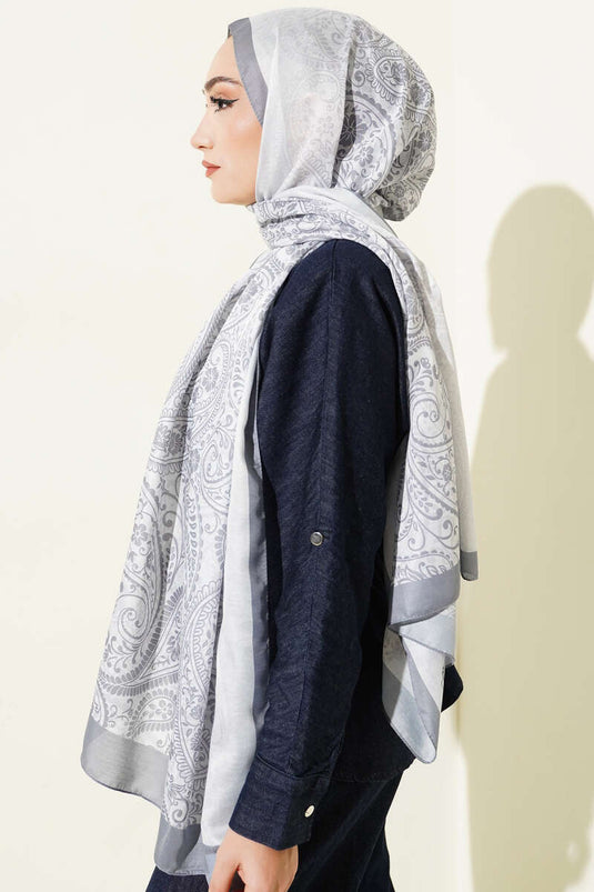 وشاح رمادي بنقشة زهور بيزلي