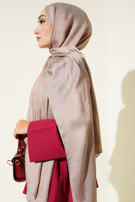 شال بنقشة بيزلي لامع بلون لاتيه