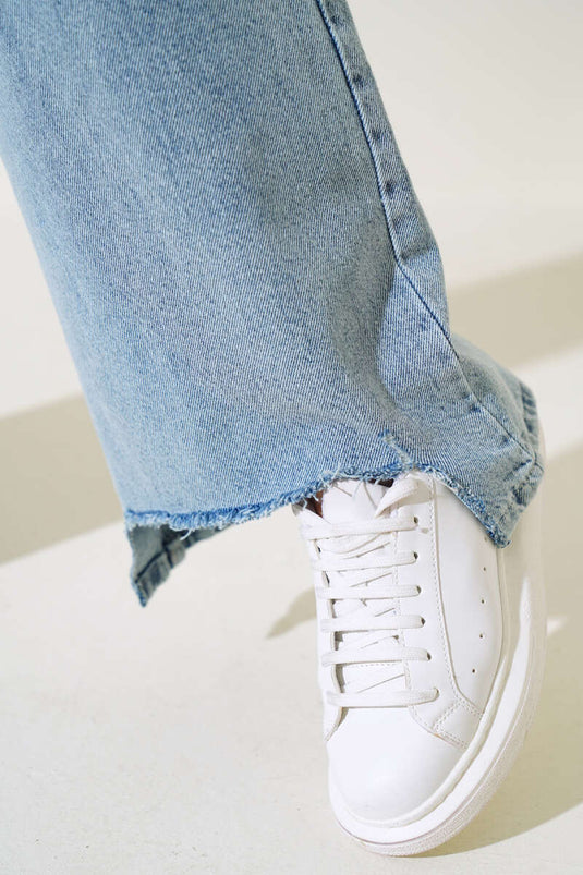 Palazzo-Jeans mit ausgefransten Beinen, Schneelicht