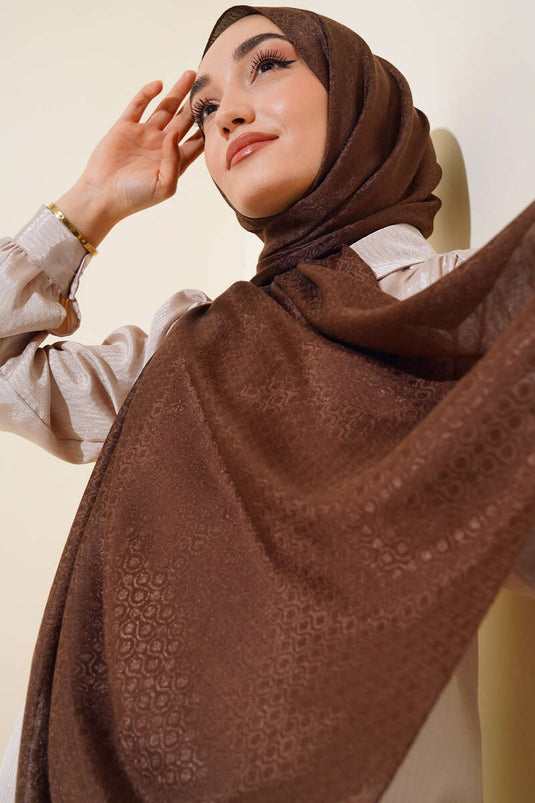 شال من القطن الجاكار باللون البني المر