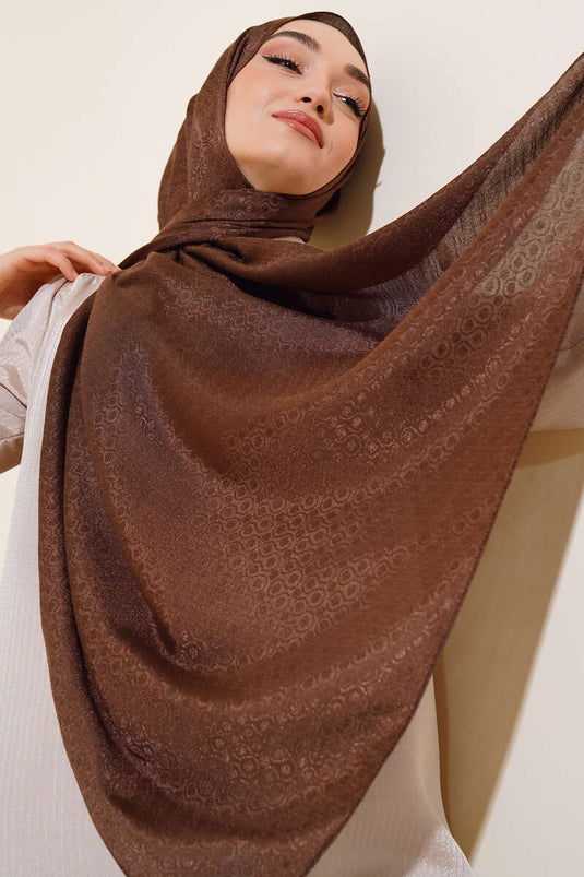 شال من القطن الجاكار باللون البني المر