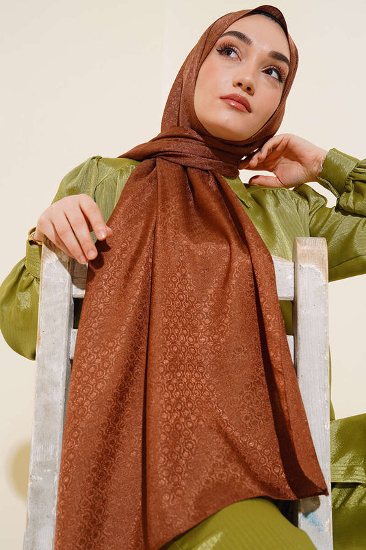 شال من القطن الجاكار باللون البني