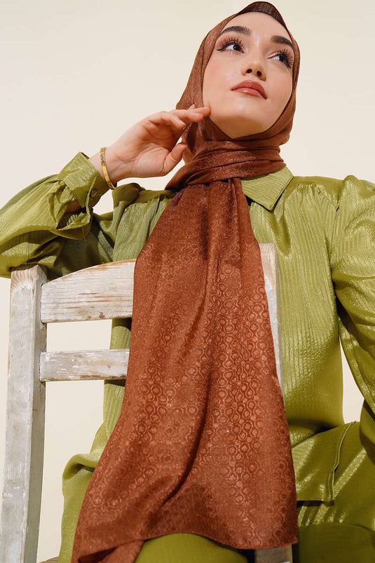 شال من القطن الجاكار باللون البني