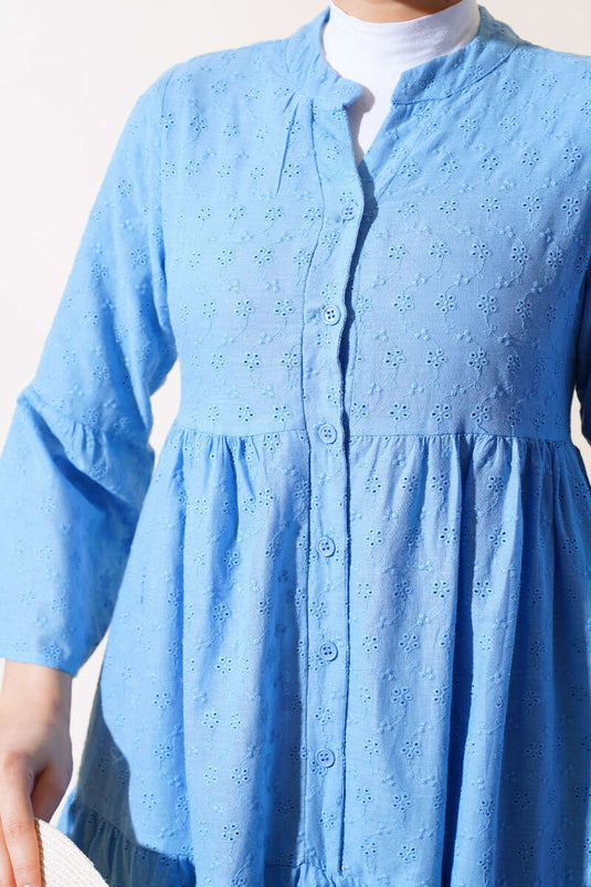 Kleid mit Gänseblümchen-Stickerei, Blau