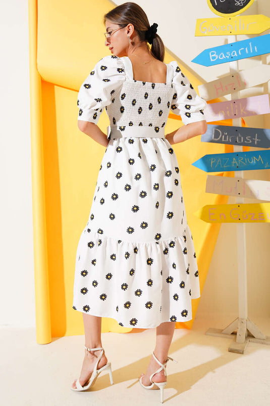 Weißes Midikleid mit Gänseblümchenmuster