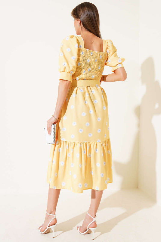 Gelbes Midikleid mit Gänseblümchenmuster