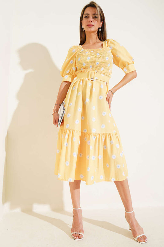 Gelbes Midikleid mit Gänseblümchenmuster