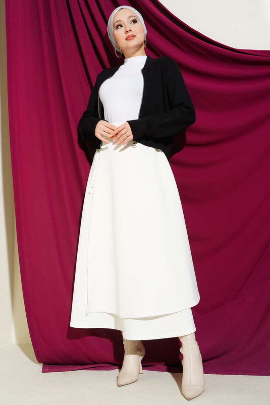 تنورة سكوبا مزينة بتفاصيل القطع ومرتبطة بلون عاجي