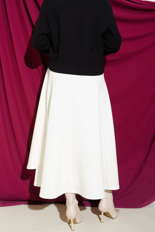 تنورة سكوبا مزينة بتفاصيل القطع ومرتبطة بلون عاجي