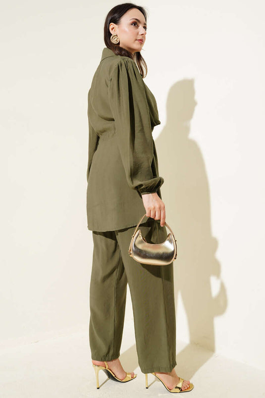 Costume deux pièces kaki avec détail à la taille et tunnel