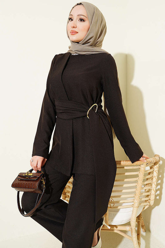 Ensemble deux pièces avec détail en pièce et boucle dorée, couleur marron foncé