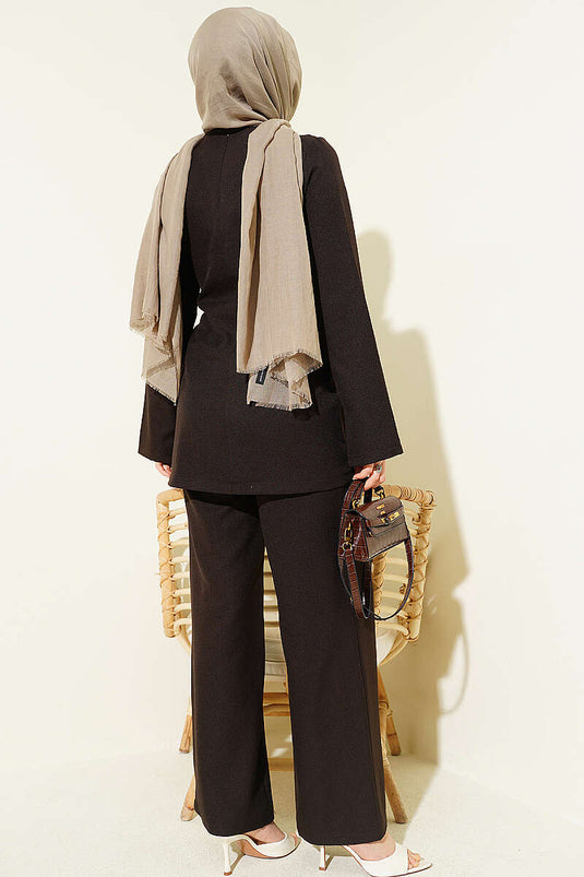 Ensemble deux pièces avec détail en pièce et boucle dorée, couleur marron foncé
