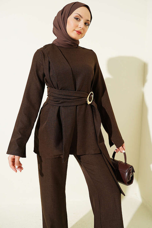 Ensemble double avec détail pièce et boucle dorée, couleur châtaigne