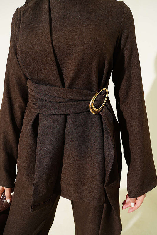 Ensemble double avec détail pièce et boucle dorée, couleur châtaigne