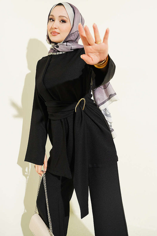 Ensemble deux pièces noir avec détail pièce et boucle dorée