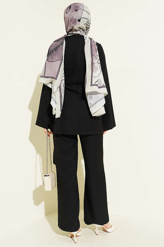 Ensemble deux pièces noir avec détail pièce et boucle dorée