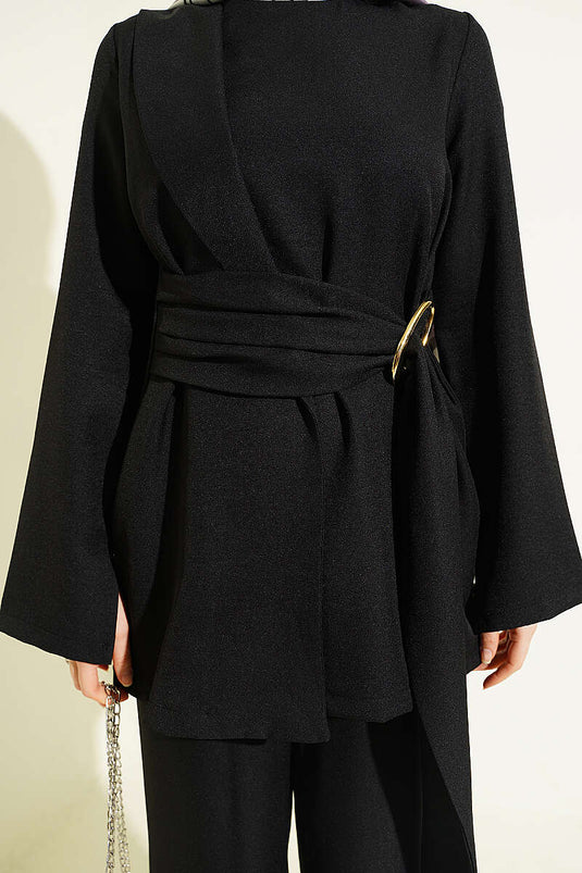 Ensemble deux pièces noir avec détail pièce et boucle dorée