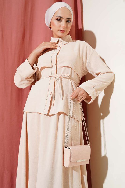 Ensemble Ayrobin beige avec détails patchwork et jupe ceinturée.