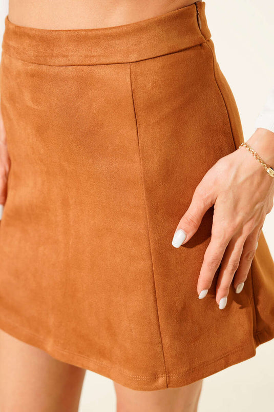 تنورة قصيرة من جلد الغزال بتفاصيل دقيقة باللون البني الفاتح