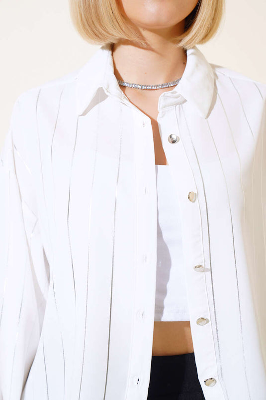 Glanzend gestreept overhemd met metalen knopen, wit