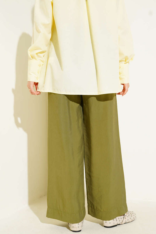 Pantalon en tissu brillant vert amande