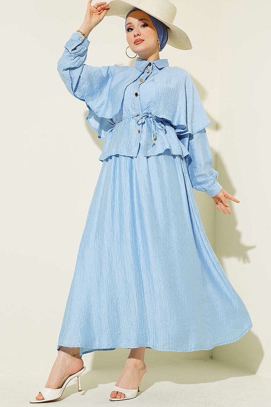 Ensemble deux pièces avec blouse pèlerine et jupe bleu bébé