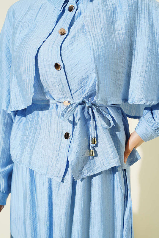Ensemble deux pièces avec blouse pèlerine et jupe bleu bébé