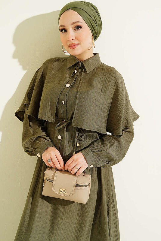 Ensemble deux pièces avec blouse pèlerine et jupe kaki