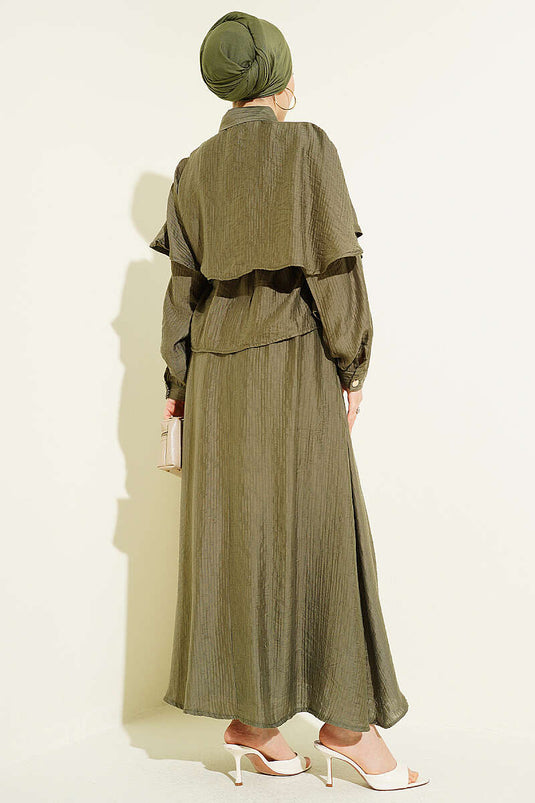 Ensemble deux pièces avec blouse pèlerine et jupe kaki