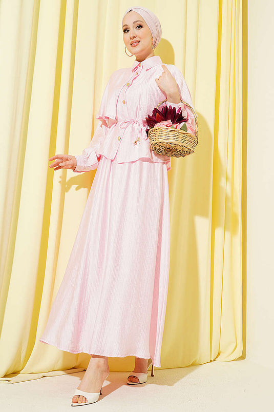 Ensemble deux pièces avec blouse pèlerine et jupe rose