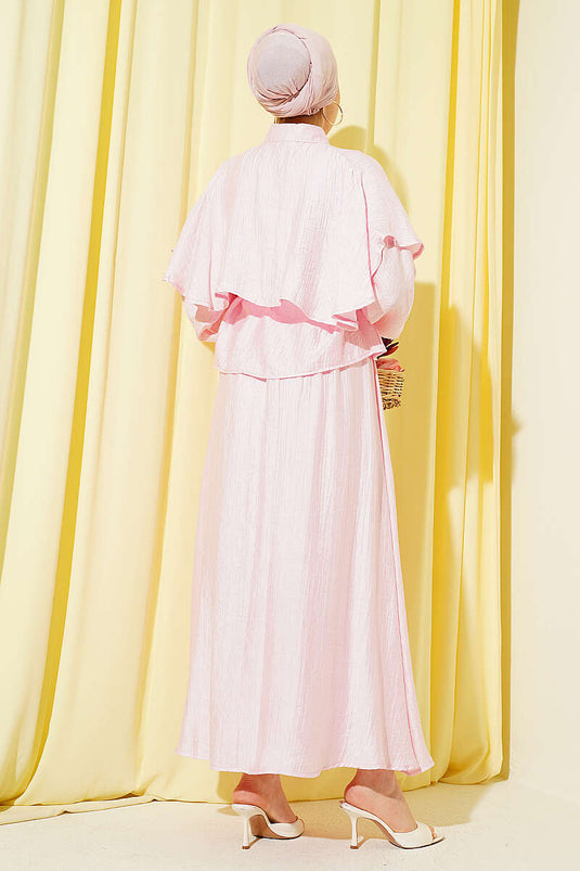 Ensemble deux pièces avec blouse pèlerine et jupe rose